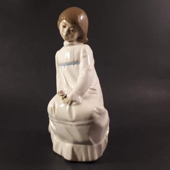 Enrique Nadal Sitting Girl w/ Rose Collectors Edition 1986 Spain - Picture 6 of 8